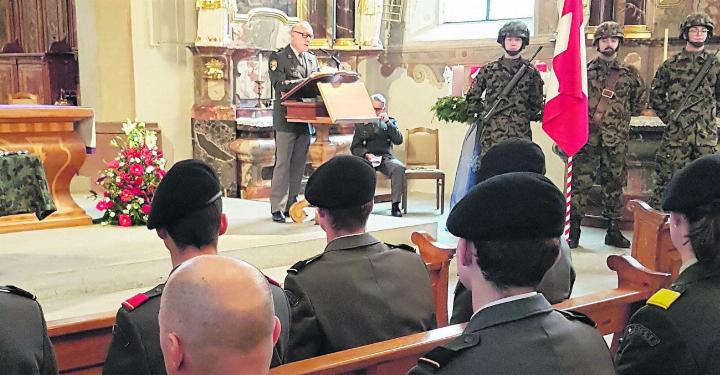 Oberst Patrick Galimberti hielt die Rede vor den Beförderten. Bild: aha