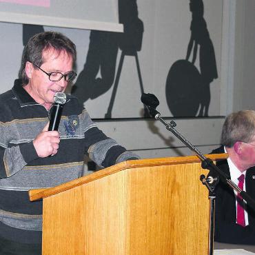 Gemeinderat Erwin Bürgisser stellte den Stimmberechtigten gleich vier Kreditvorlagen vor; alle wurden genehmigt. Rechts: Ammann Peter Hochuli. Bild: Erika Obrist