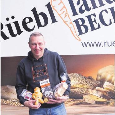 Rüebliland-Beck Wohlen feiert 25-Jahr-Jubiläum - «Rüebliland-Beck»-Geschäftsführer Hans-Peter Dick zeigt seine köstlichen Weihnachtsspezialitäten. Bild: rts