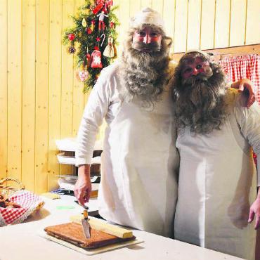 Beim Samichlaus daheim - Die Back-Chläuse posieren für ein Foto. Bilder: Annemarie Keusch