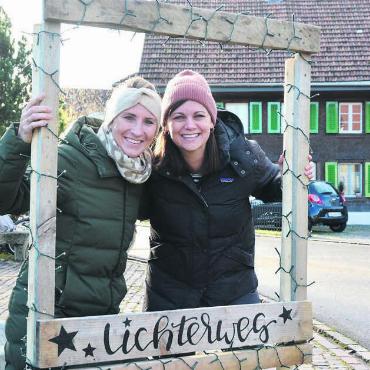 Eine Idee, die nur begeistert - Der Fotorahmen, eine der neuen Ideen der beiden Lichterweg-Initiantinnen Anita Frey (links) und Sandra Trottmann. Bild: Annemarie Keusch