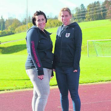 Grossprojekt auf Zielgerade - Manuela Kaufmann (links) und Claudia Lehmann freuen sich, die mobile Kunsteisbahn des Aristauer Familienvereins am Adventsmarkt präsentieren zu können. Ihr Eisfeld kann zukünftig von anderen Interessierten gemietet werden. Die Organisation dafür übernimmt das kantonale Departement Bildung, Kultur und Sport. Bild: Sabrina Salm
