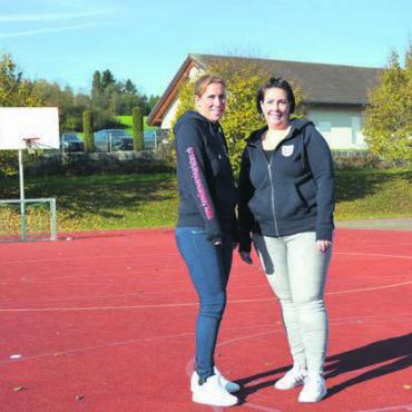 Grossprojekt auf Zielgerade - Claudia Lehmann (l.) und Manuela Kaufmann auf dem zukünftigen Eisbahnplatz. Bild: sab