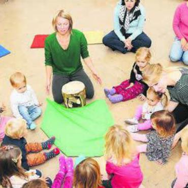 Mitmachen kann jeder - Am Freitagmorgen von 9 bis 11 Uhr findet die Elki-Gesangslektion im Schulhaus des Klosters Muri statt. Viviane Burkarts Engagement sorgt bei Gross und Klein für Begeisterung. Bild: Mohamed Chahin