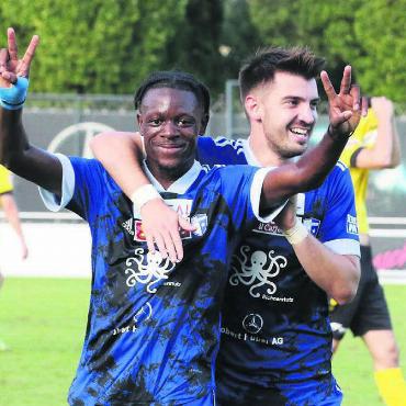 Eine gute Entwicklung - Nathan Tayey (links) mit Momo Seferi. Der Franzose ist in den Augen von Trainer Ryszard Komornicki ein Beispiel für die positive Entwicklung im Team. Bild: Archiv/jl