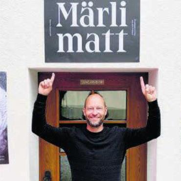 Der kreative Power-Mann - Zu Hause im Eingang: Autor Dennis Andermatt und das Buch «Märlimatt» sind präsent. Das Buch besticht durch die Texte und die Illustrationen von Künstlerin und Lehrerin Bianca Litscher.