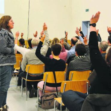 Ortsbürger retten «Hirschen» - Die Sache ist eindeutig. Es sind viele Hände, die die Stimmenzählerin als Ja zum Kauf der Liegenschaft «Hirschen» zu zählen hat. Bild: Annemarie Keusch