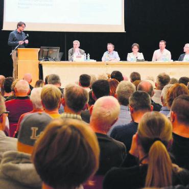 Muris gute Fee - Grossaufmarsch an der «Gmeind». Vor allem das Traktandum provisorische Sporthalle mobilisierte. Gross Diskussionen gab es aber auch diesbezüglich nicht. Bild: Annemarie Keusch