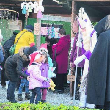 Gelungene Rettungsaktion - Auch der Samichlaus machte eine Runde durch den Markt.