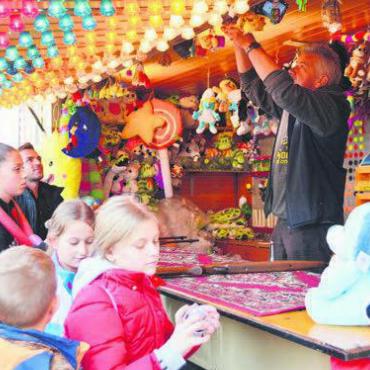 Ein Markt voller Leben - Ein Dauerbrenner: die Schiessbuden, wo verschiedene Plüschtiere winken.