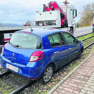Auf Bahngleis geraten - Das Auto einer 84-Jährigen geriet auf die Gleise. Bild: pz