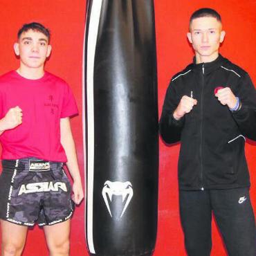 Schlagkräftiges Duo - Janis Wiederkehr (links) und Mirko Scoric vertreten die Schweiz und die Murianer Kampfkunstschule Sun Long Meng an der Junioren-Wushu-WM in Indonesien. Bild: Josip Lasic