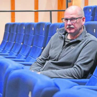 Der stille Schaffer - Selten gemütlich auf den blauen Stühlen – Stephan Christen hat in den letzten 36 Jahren viel Zeit im Kino Mansarde verbracht. Bild: Annemarie Keusch