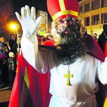 Lichterfüllte Adventszeit - Freudig winkt der Samichlaus in die Menschenmenge.