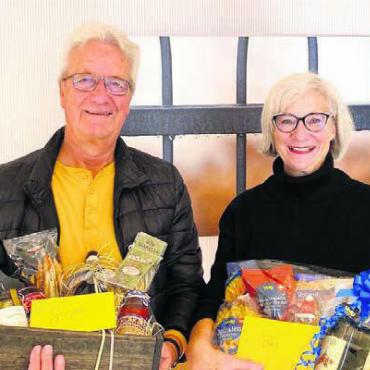 Nachtessen für Kandidierende - Georg Mathis und Bea Geissmann Jefferson wurden aus ihren Ämtern verabschiedet. Der Dritte im Bunde, Fabian Gadola, war krankheitshalber abwesend. Bild: sp