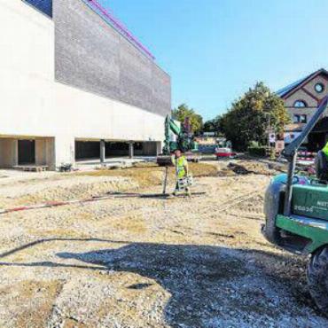 «Hey, das ist eine coole Halle» - Der Vorplatz der neuen Anlage wird grosszügig gestaltet.