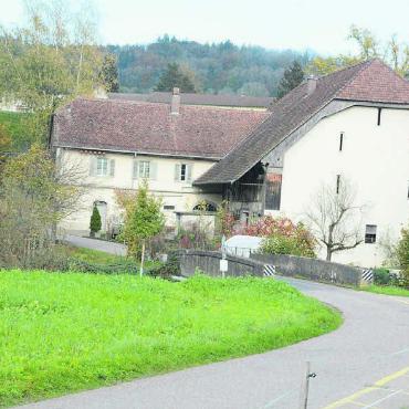 Streit um die Brücke geht weiter - Der Weg durch das Tieffurt-Areal ist für viele Dottiker eine willkommene Abkürzung. Der Gemeinderat will die bestehende Brücke ersetzen und nur noch für Fussgänger und Velofahrer zulassen. Bild: Chregi Hansen