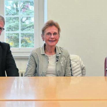  - Sind überzeugt, dass das Projekt Erfolg haben wird, von links: Gemeinderat Daniel Räber, Hausärztin Verena Gantner und Gemeindepräsident Hans-Peter Budmiger. Bild: Annemarie Keusch