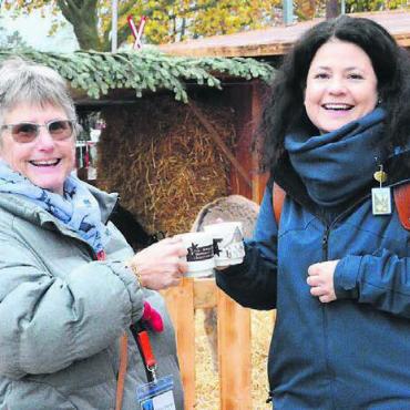 Weihnachtszeit einläuten - Sabina Glarner und Claudia Bamert stossen auf ein gelungenes Wochenende an.