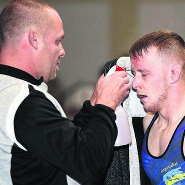 Angerichtet für Bronze-Party - RS-Freiamt-Trainer Marcel Leutert (links) mit Sohn Nils. Nach dem Rückkampf in Muri verabschiedet sich Leutert als Trainer von der RS Freiamt.
