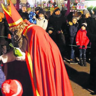 Lichterfüllte Adventszeit - Entlang der Marktstrasse warten die Kinder darauf, dass der Samichlaus ihnen ein Säcklein gefüllt mit Leckereien überreicht. Bilder: Susanne Schild