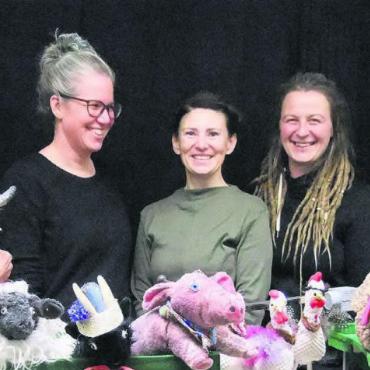 Eine Reise mit Happy End - Das Ensemble vom Figurentheater (von links): Patrick Honegger, Barbara Berner, Christine Braun, Brigitte Brun Singer, Jacqueline Neto Carneiro, Kurt Reber und Willy Müller. Es fehlen Martina Lustenberger und Pia Schmid, die hinter den Kulissen mitwirken. Bilder: Bernadette Oswald
