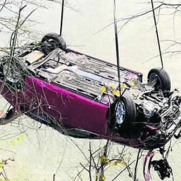 Auto in der Reuss - Das Auto konnte im Verlauf des späteren Nachmittags geborgen werden. Bild: pz