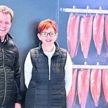 Nach nordischer Tradition - Verkaufsleiter Marc Aeschlimann und Co-Leiterin Helene Seiler, die den Laden in Berikon führen wird, verzeichnen einen gelungenen Start. Bild: zg