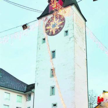 «Mit Bremgarten den Advent einläuten» - Der Spittelturm und seine Geschichte ist eines von zahlreichen Bremgarter Themen, die in der SRF-Sendung rund um den Christchindli-Märt unter die Lupe genommen werden. Das weihnachtliche Bremgarten soll schweizweit die SRF-Hörerinnen und -Hörer auf Weihnachten einstimmen. Alles in allem entsteht so ein grosses Porträt über das Städtli und seine Bewohner. Bilder: Marco Huwyler/zg