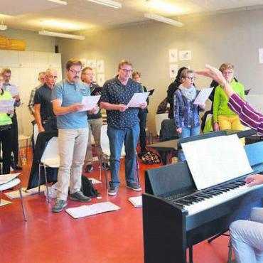 «Gehört dazu» - Feinschliff vor dem grossen Auftritt: Dirigentin Beatrice Klausner (am Klavier) motiviert die Sängerinnen und Sänger des Regi-Chors, ihr Bestes zu geben. Bild: Sabrina Salm