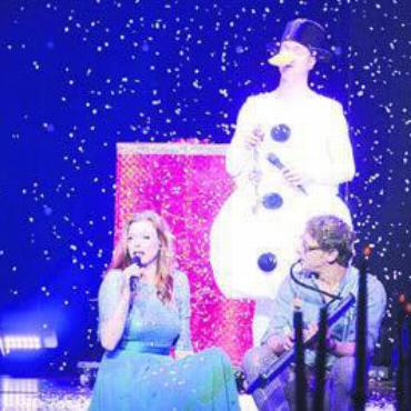 Sich immer wieder neu erfinden - Der Schnee am Schluss darf nicht fehlen: Sarah Madeleine Kappeler und Lukas Stäger beim letzten Song, unterstützt vom omnipräsenten Schneemann.