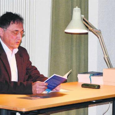 Wenn aus Worten Bilder werden - Hansueli Hauenstein, eine Leselampe und seine Geschichten – so präsentierte er sein Buch. Bild: Annemarie Keusch