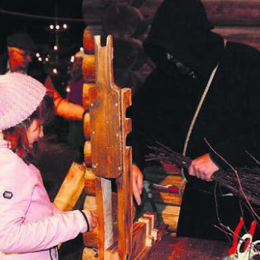 Beim Samichlaus daheim - Auch das Rutenbinden mit dem Schmutzli gehört dazu. Bild: ake