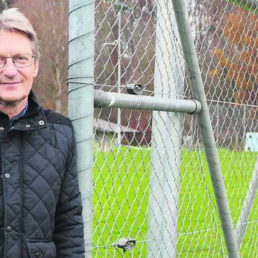 Fussballschule in Gefahr - Der Ballfänger ist zu nah am Spielfeldrand. Es ist eines der Argumente, die Michael Zehn nennt. Bild: ake