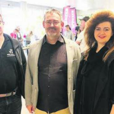 Den richtigen Beruf erschnuppern - Zufrieden mit der Premiere: Schulleiter Remo Isch (Mitte) sowie Valentin Regli und Alice Carlino vom Gewerbeverein Hägglingen.