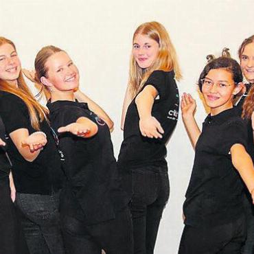 In neue Sphären vorstossen - Ein einheitlicher Auftritt und die Freude am Gesang verbinden die Sängerinnen und Sänger von CantuSonus. Bild: zg
