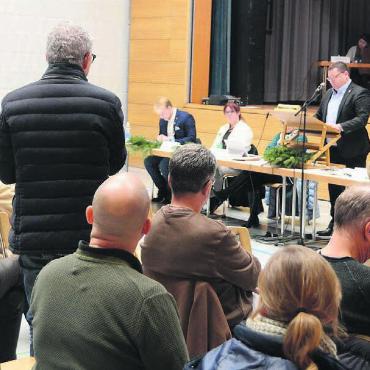 Notwendigkeit eingesehen - An der «Gmeind» wurde ausführlich über die Notwendigkeit einer Steuerfusserhöhung diskutiert. Zuletzt aber gelang es Gemeinderat Daniel Pietsch (am Rednerpult), eine grosse Mehrheit von einem Ja zu überzeugen. Bild: Chregi Hansen