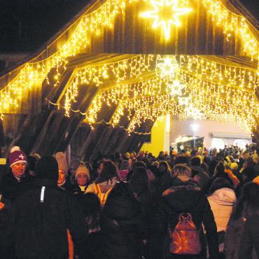 Vermutlich ein Rekordjahr - Am Donnerstagabend verzeichnete der Christchindli-Märt so viele Besucherinnen und Besucher wie nie zuvor. Bild: Celeste Blanc