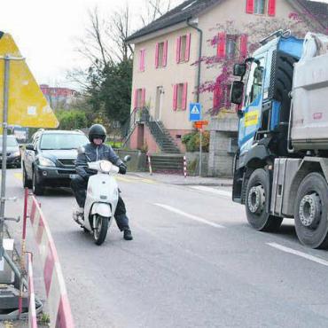 Vier Kredite rund um Luzernstrasse - Flüssig läuft der Verkehr jetzt nicht durch Merenschwand – und dies wohl noch länger nicht. Auch die Luzernstrasse soll bald saniert werden. Bild: Annemarie Keusch