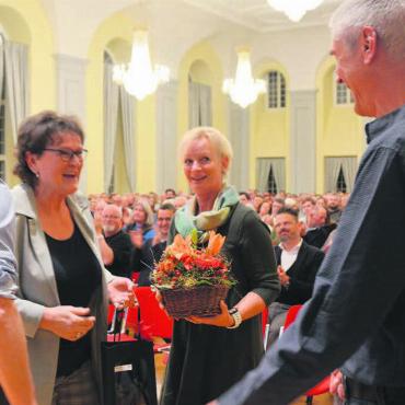 Muris gute Fee - Gemeindepräsident Hans-Peter Budmiger und Vizepräsidentin Milly Stöckli bedanken sich bei Pascale Meier und ihrem Mann Urs und der ganze Saal klatscht. Bild: Annemarie Keusch