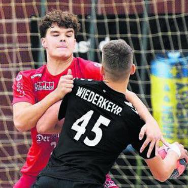 Negativserie durchbrochen - Noel Angehrn packt in der Abwehr zu. Bild: tvm