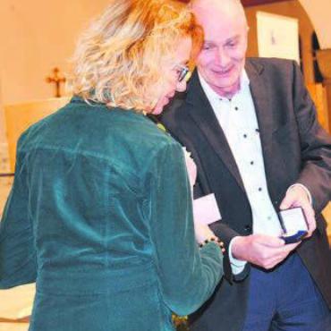 Viel Know-how verabschiedet - Thomas Suter beschenkt Madeleine Sennrich. Bild: sab