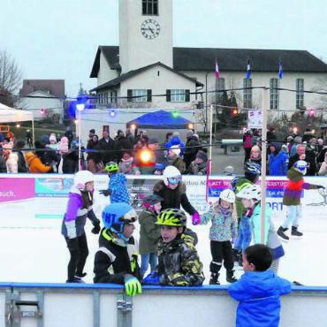 Wintersport beginnt in Aristau - Das Eisfeld wird gestürmt – für jede Gruppe sind 20 Minuten vorgesehen. Immer auf eine bestimmte Anzahl beschränkt testen die Läuferinnen das «Eis». Bilder: Richard Gähwiler