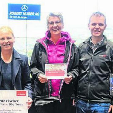 Die Gewinner stehen fest - Die Vertreter der Hauptsponsoren freuen sich zusammen mit den Gewinnerinnen. Bernhard Fischer (links), die Mobiliar, Bettina Krummenacher, Ilona Licini, Christian Strebel, Energie Freiamt AG, und Adrian Zumstein, Robert Huber AG. Bild: sus