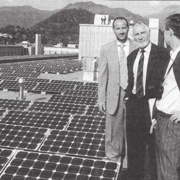 Bald gibt es in Wohlen Solarstrom - Elektroingenieur Karl Heinz Becker aus Anglikon (Mitte) auf dem Dach des Bürogebäudes «Suglio» der UBS in Manno bei Lugano. Bild: Archiv