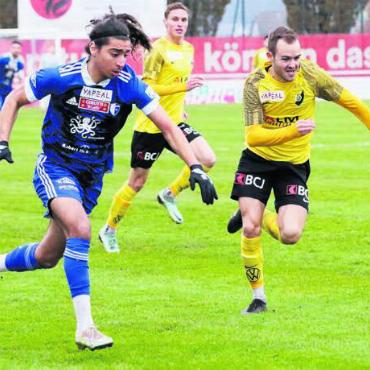 Rückkehr in Alltags-Tristesse - Marwan Chatar (links) im Laufduell mit einem Delémont-Spieler. Der junge Franzose spielte für den komplett ausgepowerten Lulzim Aliu. Er begann spritzig, doch auch bei ihm liessen mit der Zeit die Kräfte nach. Bild: Josip Lasic