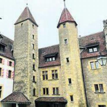 Die gelbe Stadt - Auf der Kulturwanderung bekommt man auch das Schloss Neuenburg zu bewundern. Bild: zg