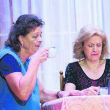 Endlich wieder Vorhang auf - Claudia Burkart (links) als Irene Balmer probiert einen ihrer Spässe an Brigitte Favre als Karin Fuchs aus. Bild: sab