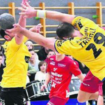 Wichtiger Punktgewinn - Muris Luiz Egger (rechts) durchwirft die Altdorfer Abwehr. Bild: tvm