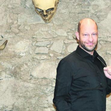 Der kreative Power-Mann - Dennis Andermatt fühlt sich im altehrwürdigen Keller der Musikschule an der Steingasse wohl – und am richtigen Ort für seine dreizehn Gruselgeschichten. Bilder: Daniel Marti / zg